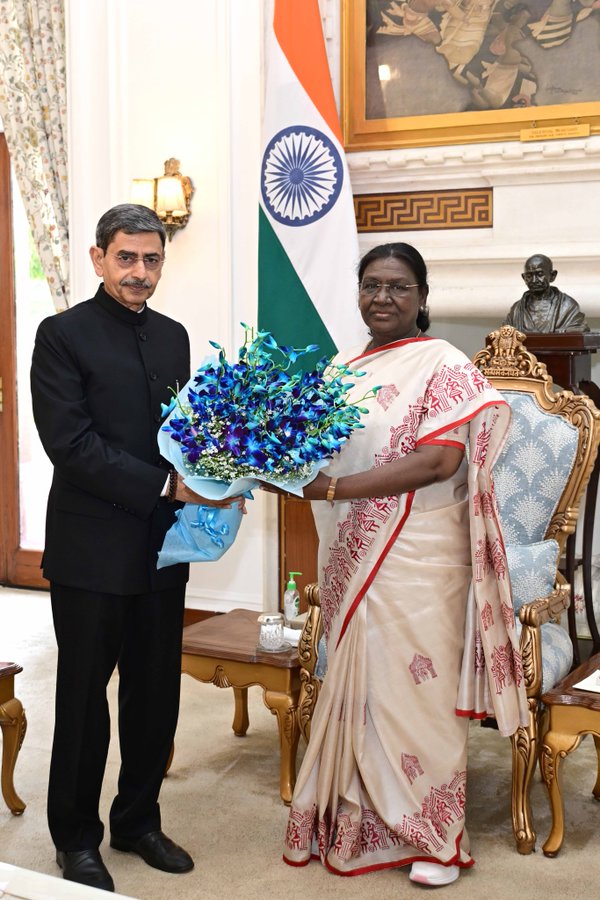 R.N. Ravi Meets President Murmu in New Delhi Following Dramatic ...